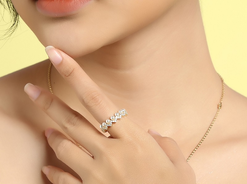 Nhẫn hình vương miện sang trọng